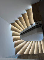 BUKOMA vinylové schody Wineo - zapnuté LED osvětlení